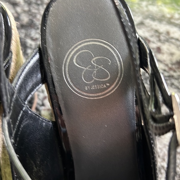 Like new, Jessica Simpson black patent platform Sandals. - Picture 10 of 11